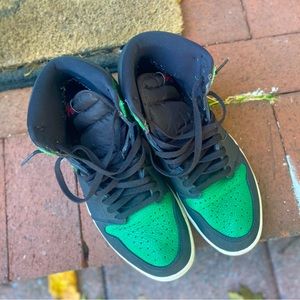 Good conversation Jordan 1’s size 11